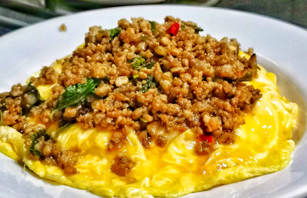 ข้าวไข่ข้นกะเพราหมูสับ